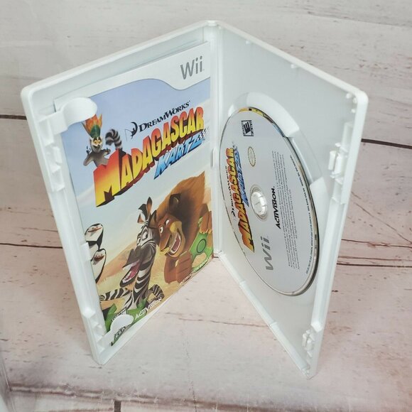 Madagascar Escape Africa 2 & Kratz Nintendo Wii 2 Game Bundle No Scratches Clean - Picture 10 of 10